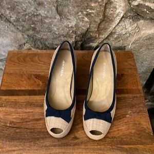 Aerosoles Size 6.5 Wicker and Navy Peep Toe